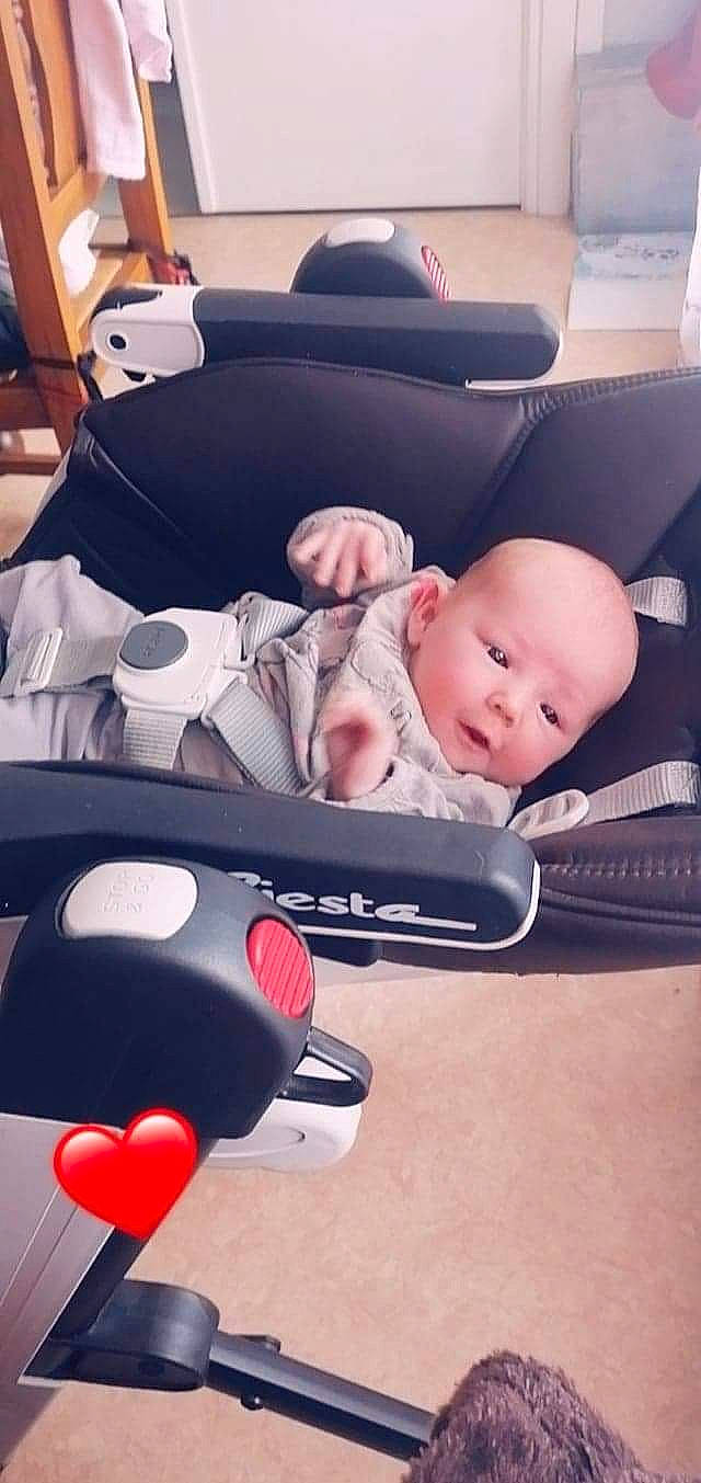 Mya a rejoint le concours — aidez-le/la à gagner de superbes lots ! auto_part, baby, baby_carriage, baby_products, baby_safety, baby_toddler_clothing, car_seat, carmine, child, comfort, cool, electronic_device, gadget, material_property, metal, person, personal_protective_equipment, sitting, sleeve, technology