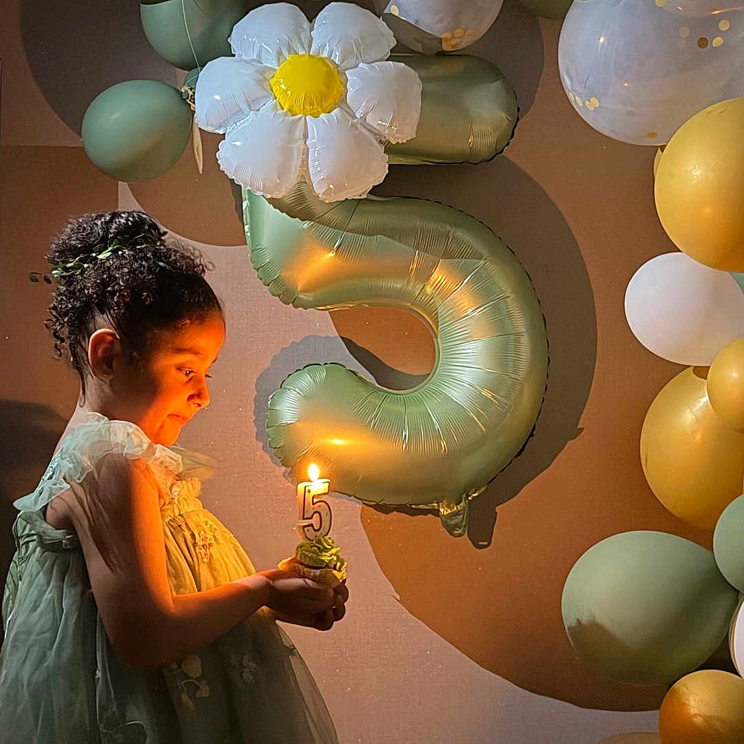 Nour participe au concours pour gagner de l'argent avec cette photo : child, birthday, balloons, cake, candle, number_five, celebration, party, girl, dress, cupcake, light, happy, indoors, decorations, smile, curly_hair, festive, young, portrait
