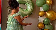 Nour participe au concours pour gagner de l'argent avec cette photo : child, girl, balloon, number_five, party, celebration, dress, green_dress, sandals, indoor, balloon_arch, wood_floor, curly_hair, decorations, birthday, flower_balloon, wall, standing, back_view, festive
