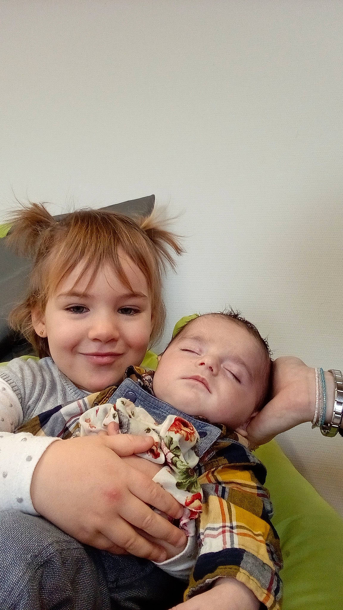 Elena participe au concours pour gagner de l'argent avec cette photo : arm, baby, baby_toddler_clothing, cheek, child, eye, face, finger, fun, gesture, grass, happy, interaction, iris, jewellery, joy, nose, person, sitting, skin