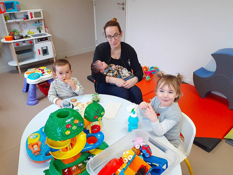 Elena participe au concours pour gagner de l'argent avec cette photo : art, chair, child, desk, event, fun, joy, kindergarten, leisure, person, play, recreation, room, sharing, shelf, sitting, smile, t_shirt, table, toddler