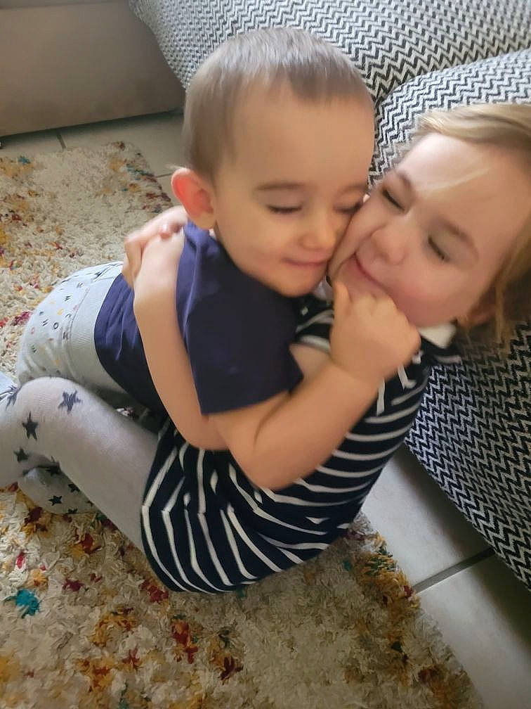 Elena a rejoint le concours — aidez-le/la à gagner de superbes lots ! arm, baby, baby_toddler_clothing, comfort, couch, face, finger, floor, flooring, grass, happy, iris, joy, leg, mouth, nose, person, skin, smile, toddler