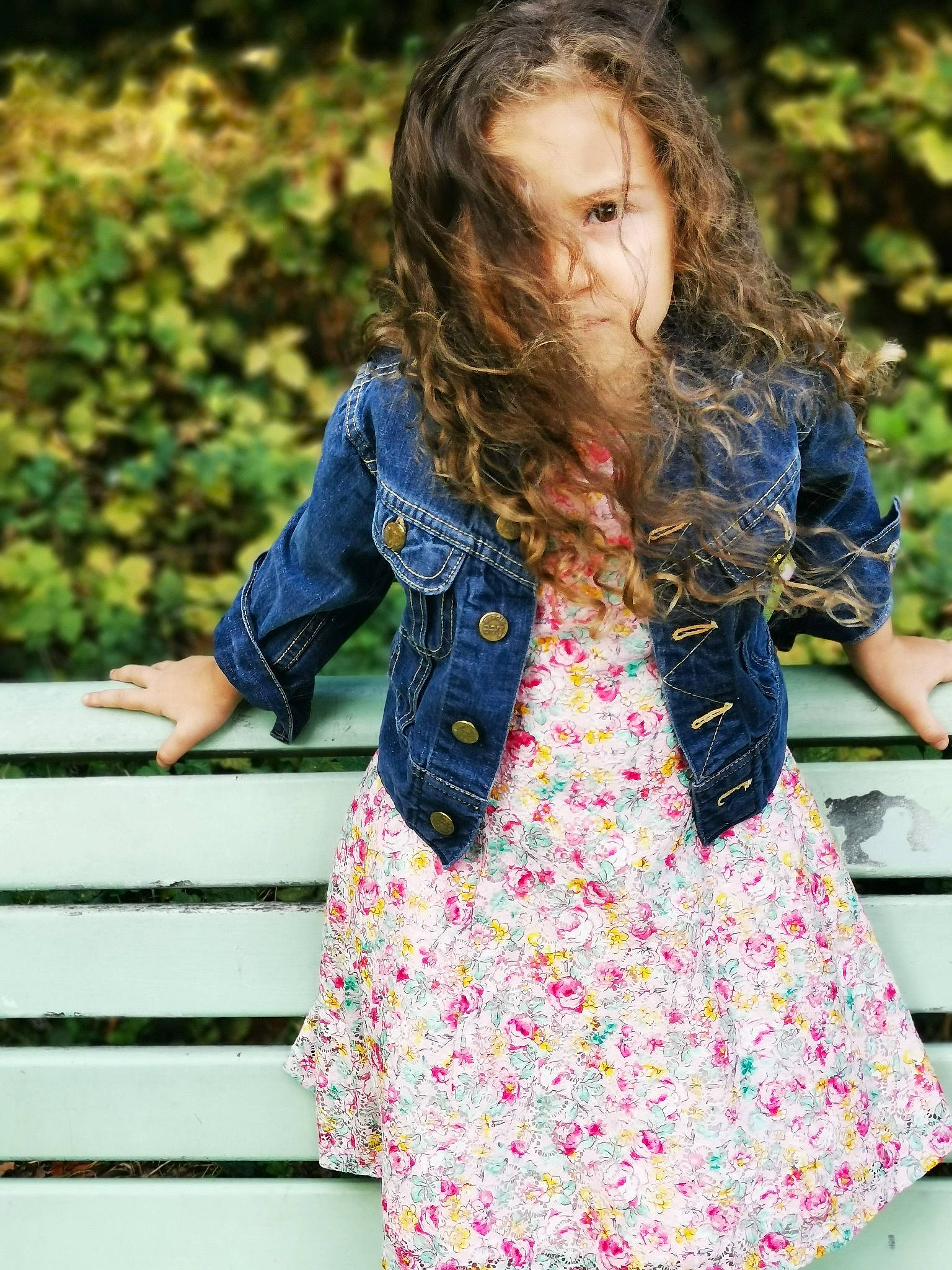 Elyne participe au concours pour gagner de l'argent avec cette photo : blazer, blond, brown_hair, child, day_dress, denim, electric_blue, fashion_design, grass, happy, long_hair, magenta, one_piece_garment, outerwear, pattern, people_in_nature, person, shoulder, sleeve, street_fashion