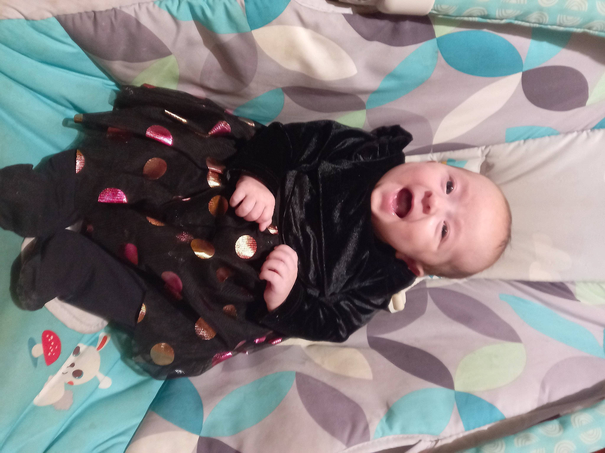 Léonie a rejoint le concours — aidez-le/la à gagner de superbes lots ! baby, baby_products, baby_toddler_clothing, bed, bedding, bedtime, child, comfort, fun, leisure, linens, magenta, nap, pattern, person, pink, purple, room, sleep, textile