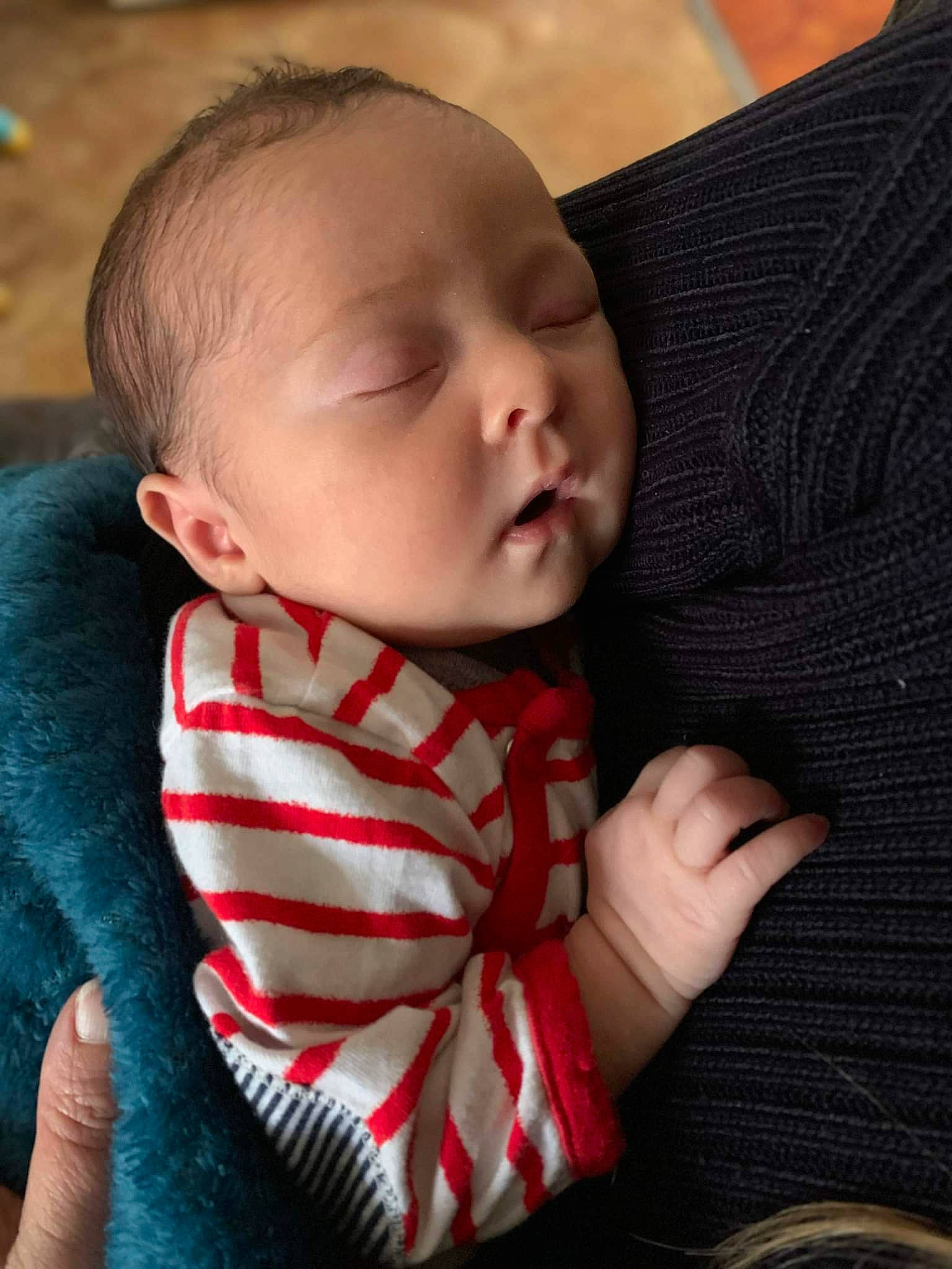 Léonie participe au concours pour gagner de l'argent avec cette photo : baby, baby_toddler_clothing, cheek, child, chin, close_up, collar, comfort, dress, finger, lip, mouth, neck, nose, pattern, person, plaid, skin, sleeve, tartan