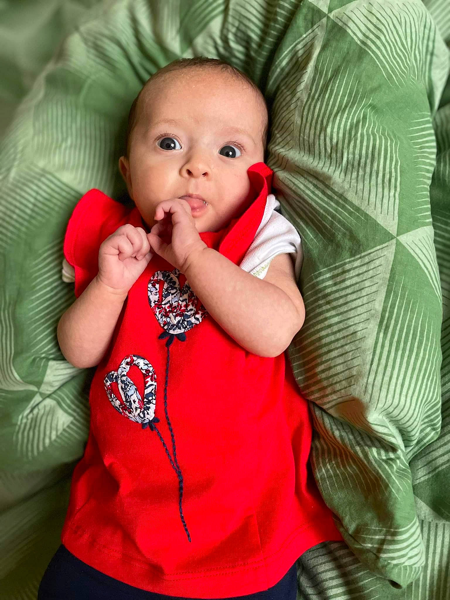 Léonie a rejoint le concours — aidez-le/la à gagner de superbes lots ! baby, baby_toddler_clothing, cheek, child, comfort, finger, gesture, grass, happy, human_body, iris, linens, lip, nose, pattern, person, sitting, sleeve, t_shirt, textile