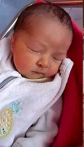 Léonie a rejoint le concours — aidez-le/la à gagner de superbes lots ! baby, baby_toddler_clothing, cheek, child, chin, comfort, eyebrow, eyelash, forehead, happy, iris, linens, lip, mouth, neck, nose, person, pink, skin, sleeve