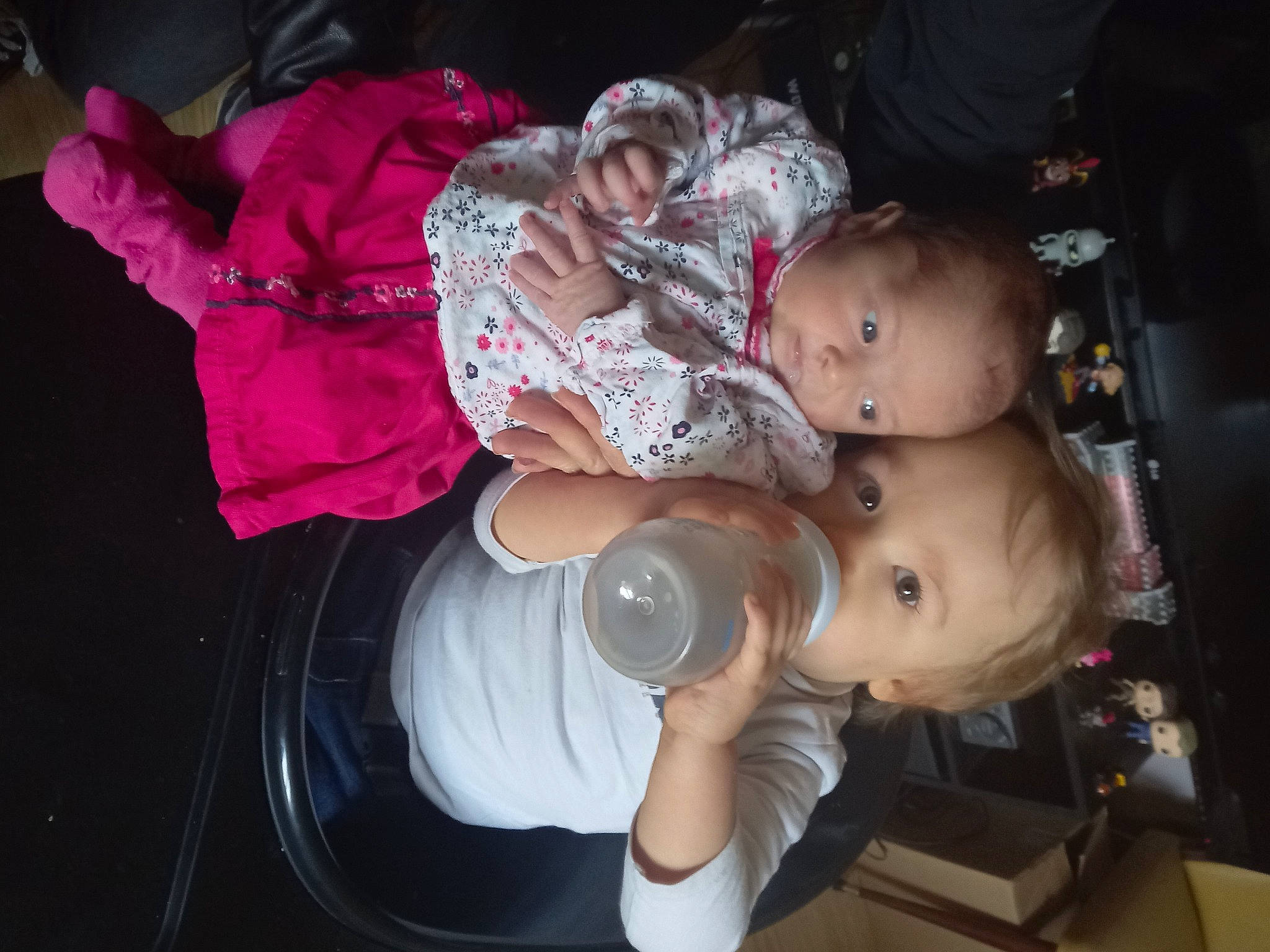 Léonie a rejoint le concours — aidez-le/la à gagner de superbes lots ! baby, baby_carriage, baby_products, baby_toddler_clothing, cheek, child, comfort, event, facial_expression, fun, hat, mouth, person, personal_protective_equipment, sitting, skin, toddler, tree