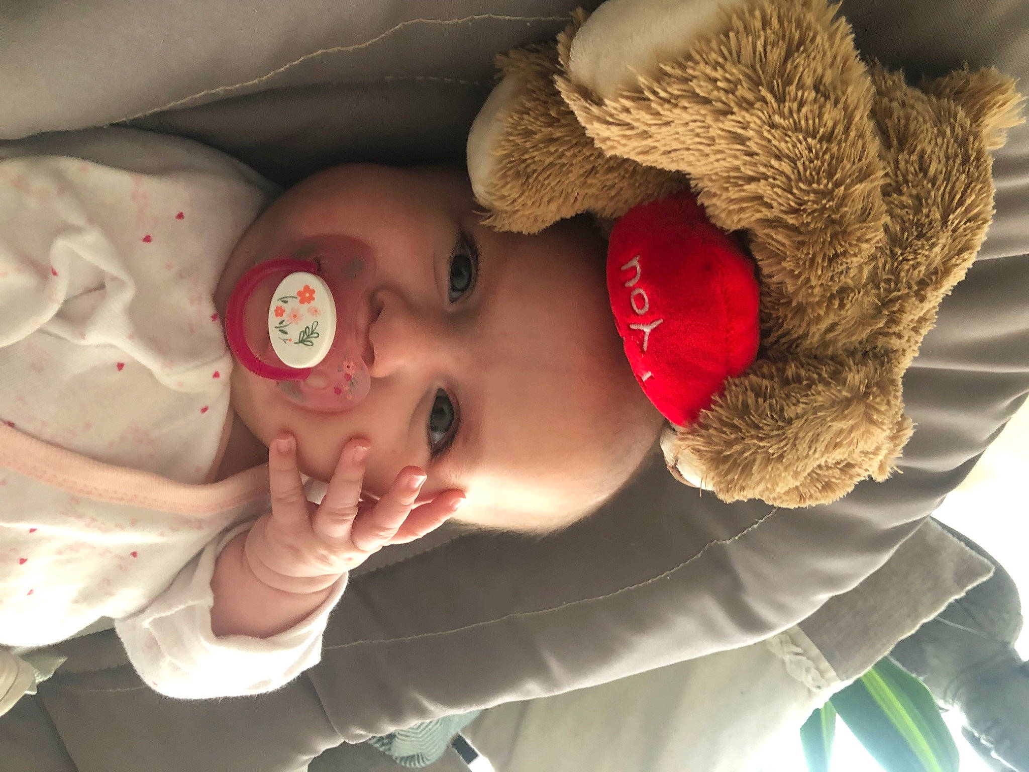 Athalia a rejoint le concours — aidez-le/la à gagner de superbes lots ! arm, baby, cheek, chin, eye, eyebrow, eyelash, face, hairstyle, head, headgear, human_body, iris, lip, mammal, mouth, nose, person, skin, textile