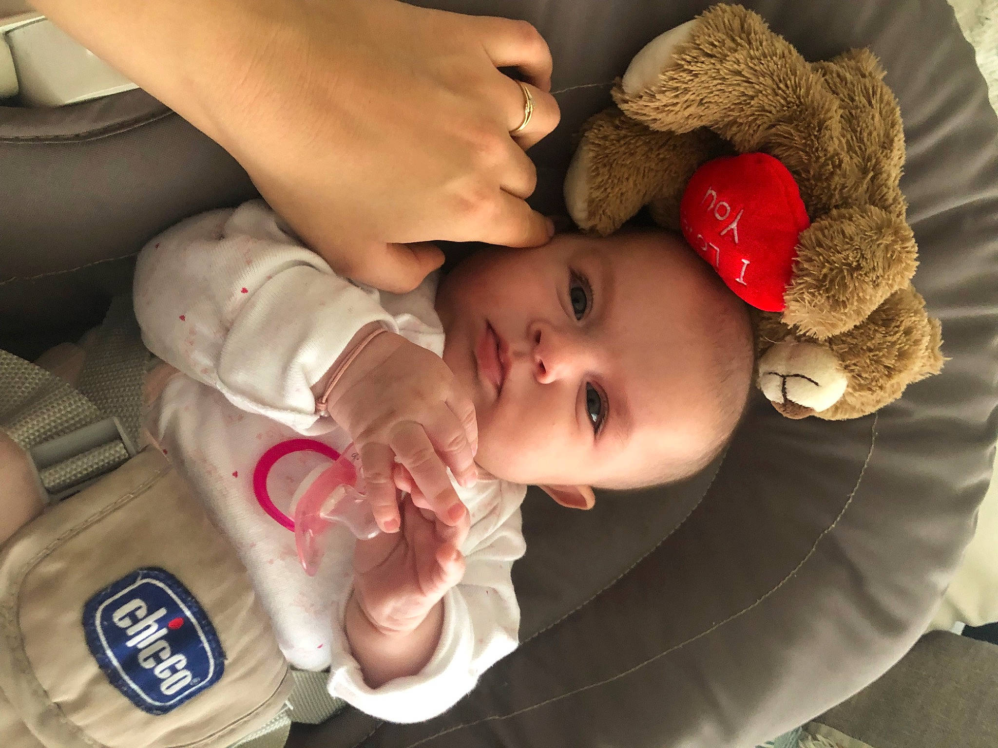 Athalia a rejoint le concours — aidez-le/la à gagner de superbes lots ! baby, baby_products, baby_sleeping, baby_toddler_clothing, cheek, child, comfort, eye, eyelash, face, hand, human_body, lip, mouth, nail, nose, organ, person, skin, sun_hat