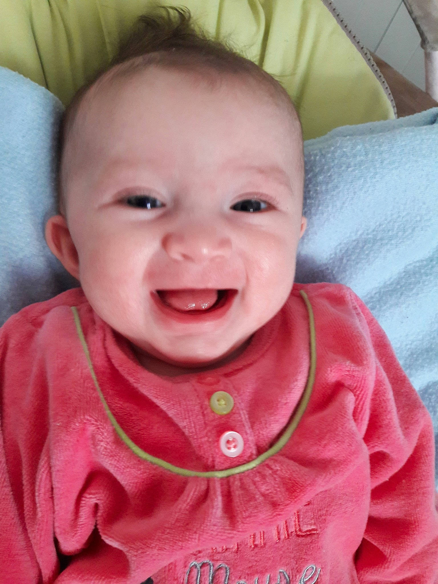 Marie participe au concours pour gagner de l'argent avec cette photo : baby, baby_making_funny_faces, cheek, child, chin, eye, face, facial_expression, forehead, happy, head, iris, joy, laugh, lip, mouth, nose, person, pink, skin