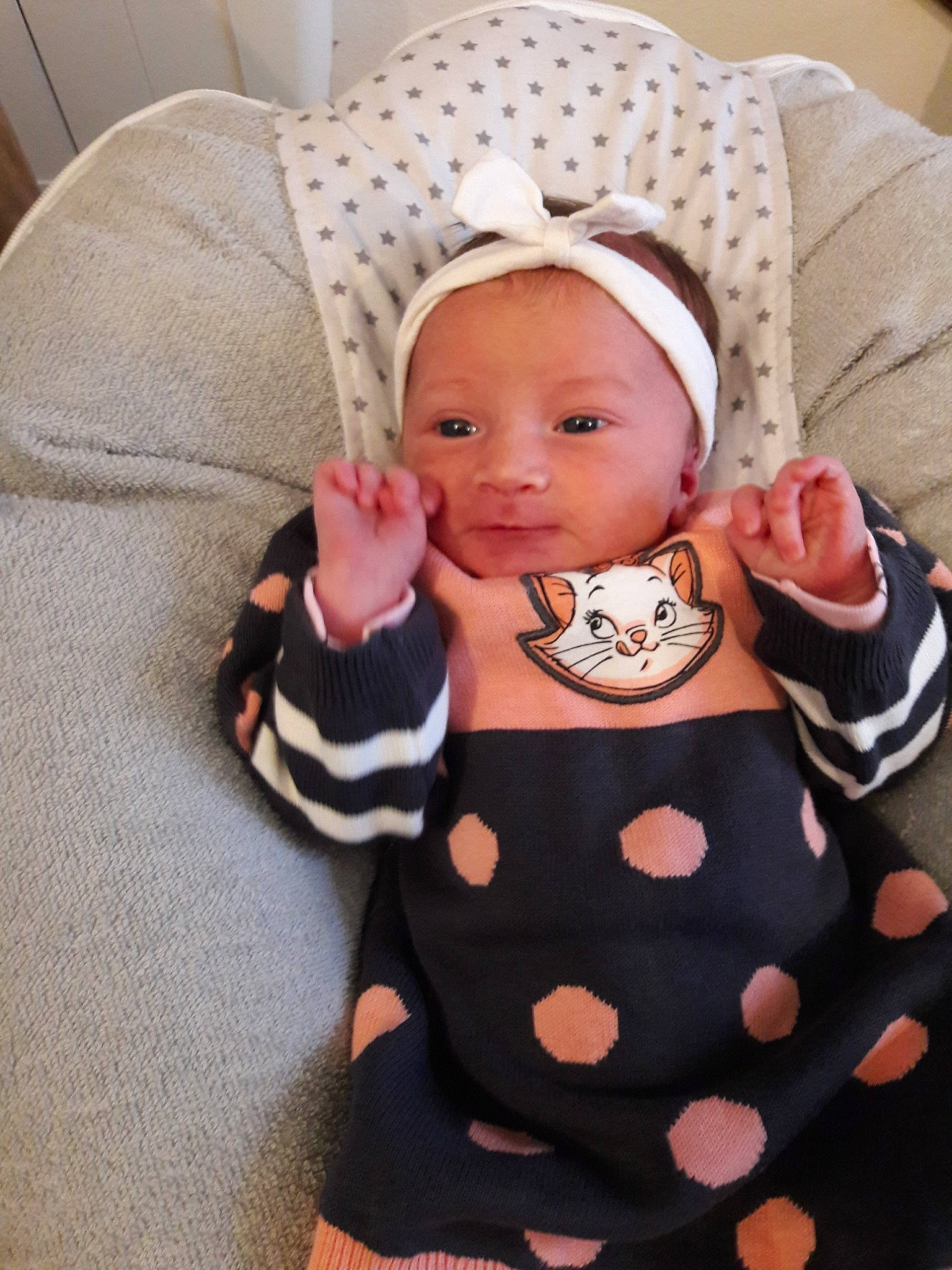 Marie participe au concours pour gagner de l'argent avec cette photo : baby, baby_products, baby_toddler_clothing, cheek, child, design, face, finger, hat, head, headgear, lip, pattern, person, pink, polka_dot, product, skin, toddler