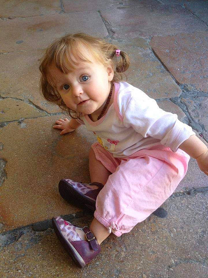 Lilou participe au concours pour gagner de l'argent avec cette photo : baby, child, person, pink, play, shoe, sitting, toddler