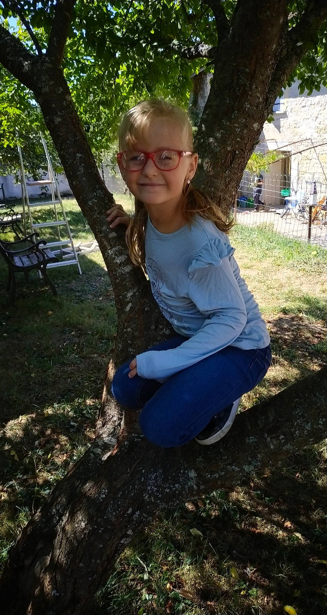 Lilou a rejoint le concours — aidez-le/la à gagner de superbes lots ! adaptation, botany, joy, person, plant, sitting, smile, soil, tree