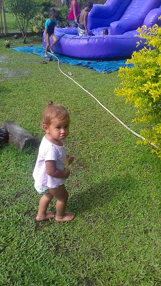 Tiaihere a rejoint le concours — aidez-le/la à gagner de superbes lots ! baby, baby_toddler_clothing, botany, child, electric_blue, fun, garden, grass, grassland, groundcover, landscape, lawn, leisure, nature, people_in_nature, person, plant, recreation, shrub, summer