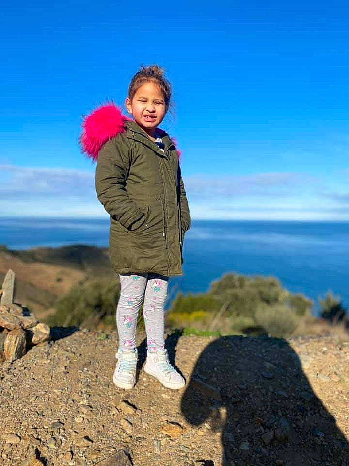 Tiaihere a rejoint le concours — aidez-le/la à gagner de superbes lots ! azure, body_of_water, cloud, electric_blue, fun, grass, grassland, happy, highland, horizon, jacket, landscape, leisure, mountainous_landforms, people_in_nature, person, recreation, sky, standing, toddler