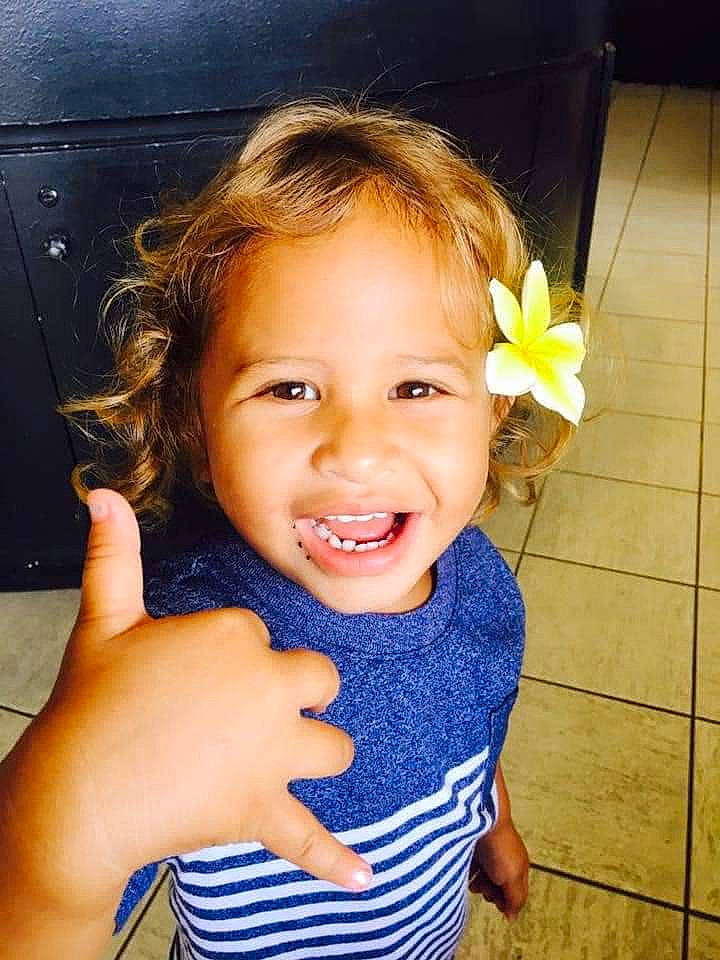 Tiaihere participe au concours pour gagner de l'argent avec cette photo : arm, cheek, chin, eye, eyebrow, face, flash_photography, flower, forehead, hair, hand, human_body, joy, lip, mouth, neck, nose, organ, person, plant