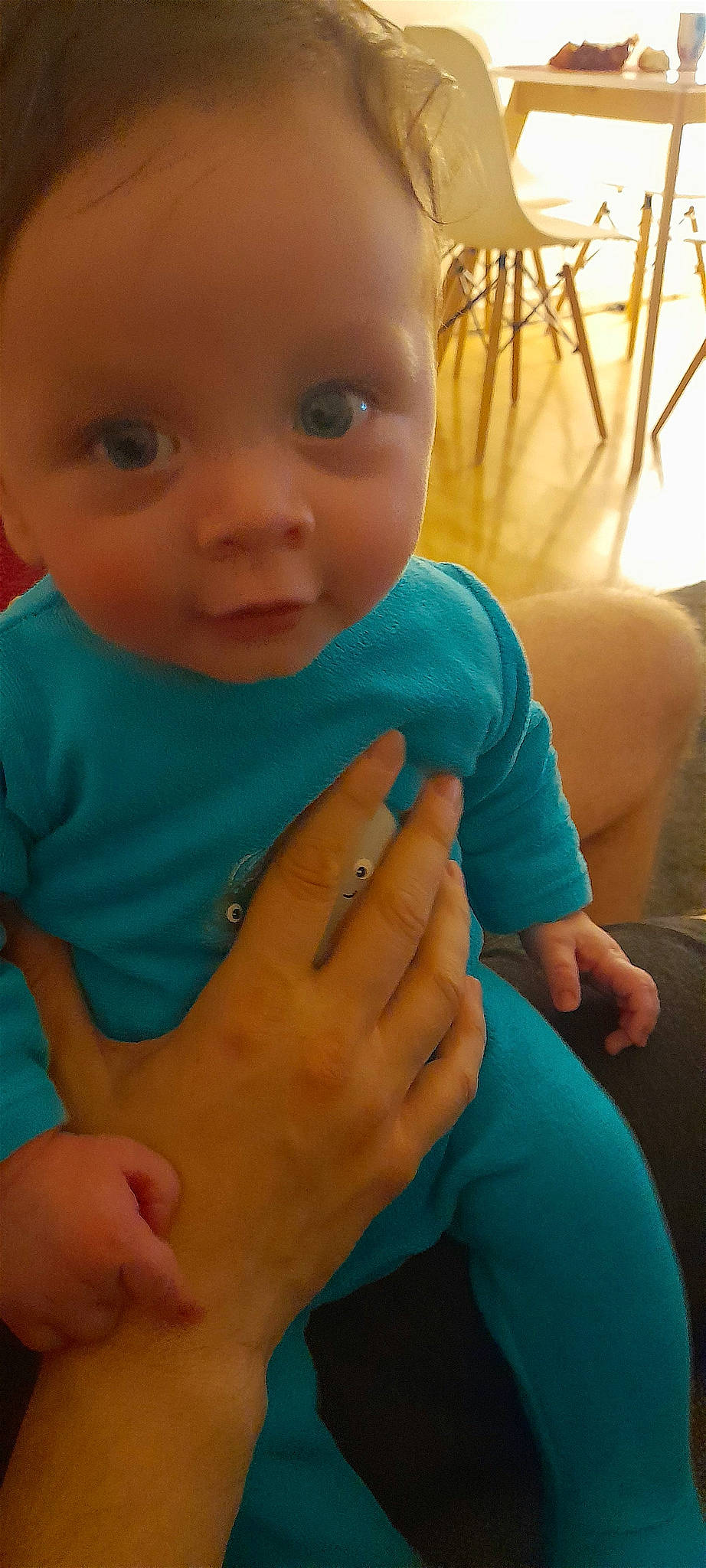 Dorian participe au concours pour gagner de l'argent avec cette photo : arm, baby_toddler_clothing, cheek, chest, finger, gesture, hand, happy, human_body, joint, lip, mouth, nail, neck, nose, person, skin, smile, thumb, toddler