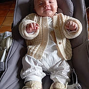 Léo participe au concours pour gagner de l'argent avec cette photo : baby, baby_booties, baby_fashion, baby_seat, child, cozy, cushion, cute, floor_tiles, happy, indoor, infant, knitwear, person, portrait, small_hands, smiling, soft_lighting, warm_colors, white_clothing