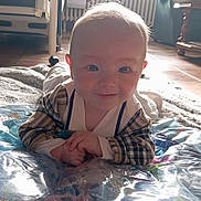 Léo a rejoint le concours — aidez-le/la à gagner de superbes lots ! baby, backlit, blanket, blue_eyes, carpet, child, cute, face, hands, home, indoor, infant, natural_light, plaid_clothing, plastic_sheet, play_mat, portrait, smiling, tummy_time, wooden_floor