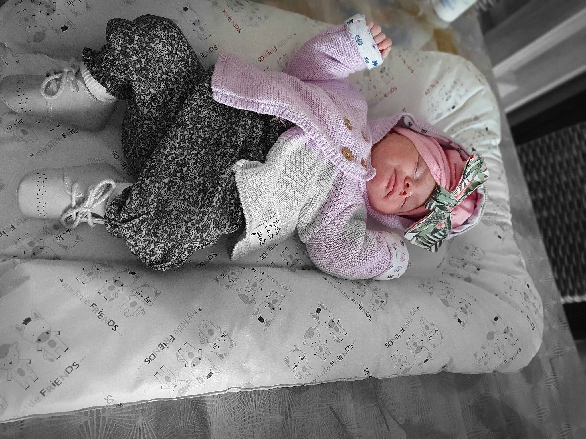 Louisy a rejoint le concours — aidez-le/la à gagner de superbes lots ! baby, baby_toddler_clothing, bed, bedding, bedtime, child, comfort, flooring, font, grey, headwear, leg, linens, monochrome, monochrome_photography, pattern, person, purple, room, sitting