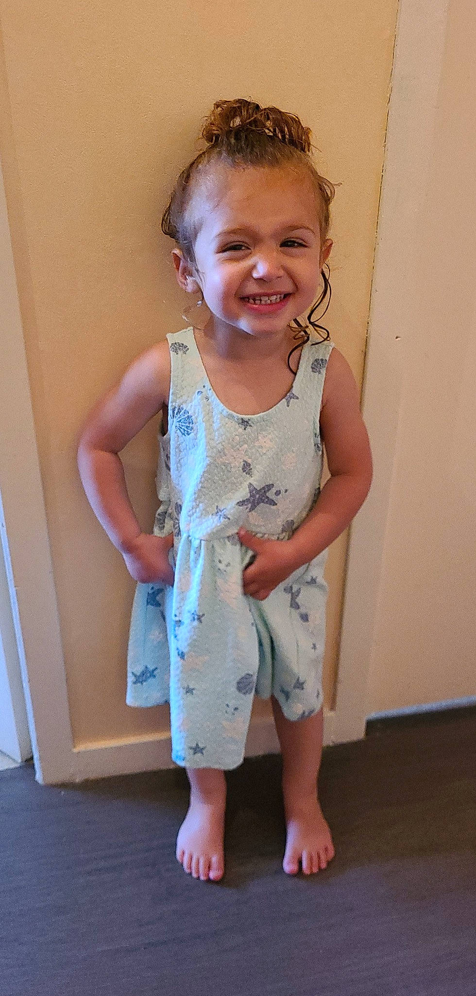 Kiana participe au concours pour gagner de l'argent avec cette photo : baby_toddler_clothing, barefoot, collar, day_dress, dress, face, gesture, hand, happy, human_body, joint, joy, neck, one_piece_garment, pattern, person, shoulder, skin, sleeve, smile