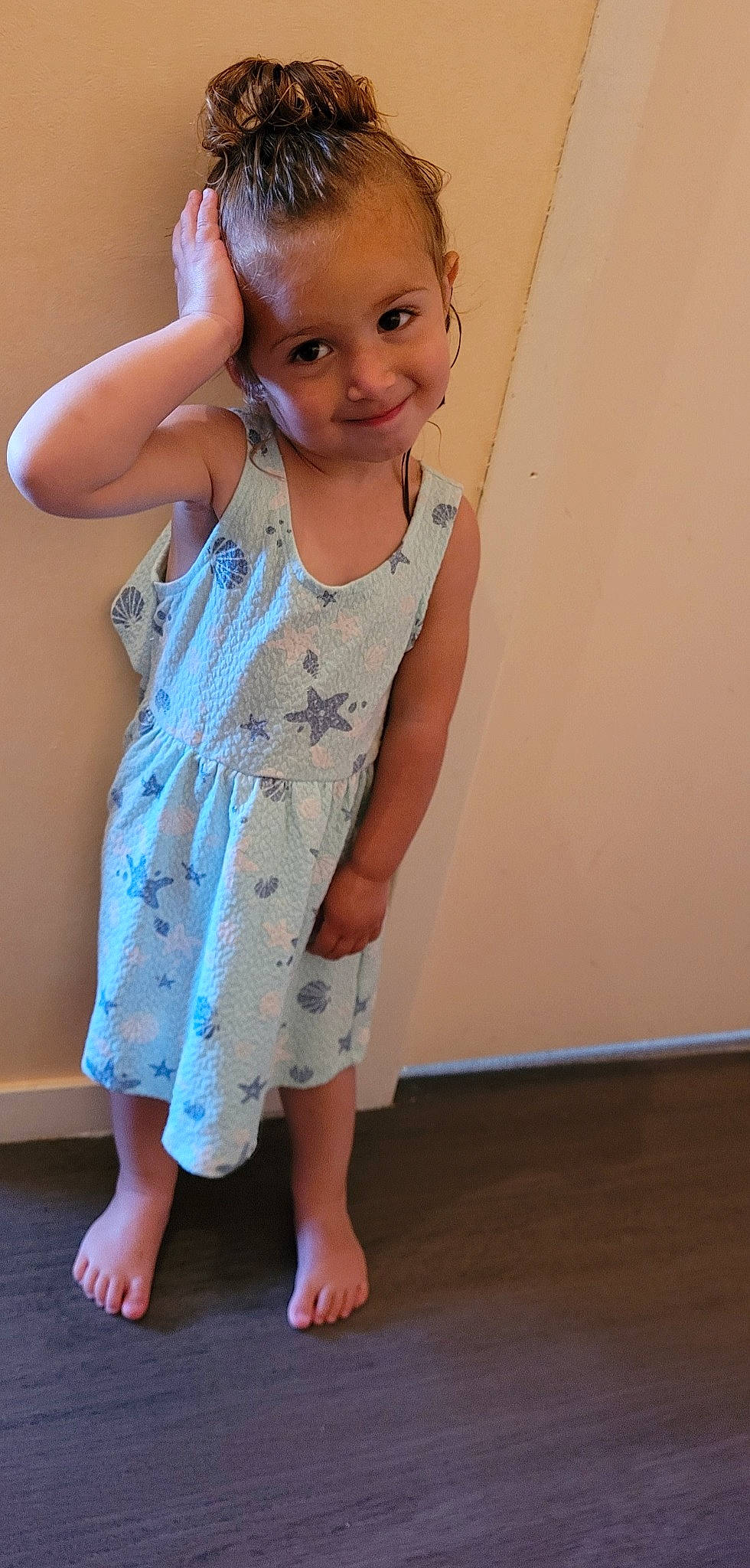 Kiana a rejoint le concours — aidez-le/la à gagner de superbes lots ! arm, baby_toddler_clothing, child, dress, elbow, face, finger, gesture, hair, hand, happy, human_body, joint, joy, leg, neck, person, skin, sleeve, smile