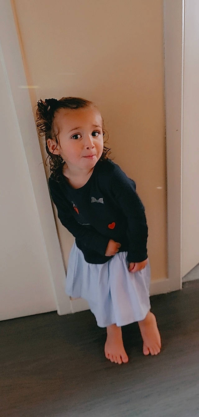 Kiana participe au concours pour gagner de l'argent avec cette photo : baby_toddler_clothing, child, event, flooring, formal_wear, fun, happy, human_leg, knee, neck, person, shoulder, skin, sleeve, smile, sock, standing, t_shirt, toddler, trunk