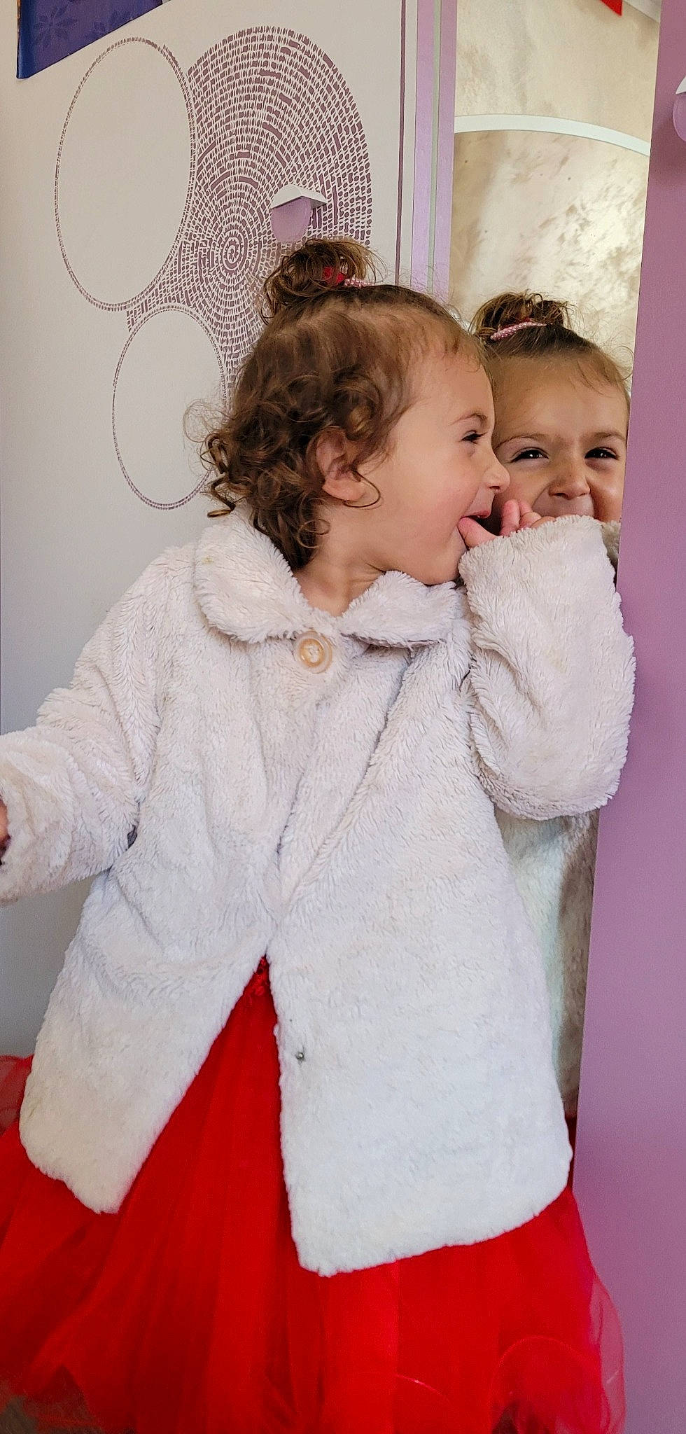Kiana a rejoint le concours — aidez-le/la à gagner de superbes lots ! baby, baby_toddler_clothing, cheek, collar, gesture, hair, happy, head, human_body, iris, lip, neck, outerwear, person, pink, shoulder, skin, sleeve, smile, textile