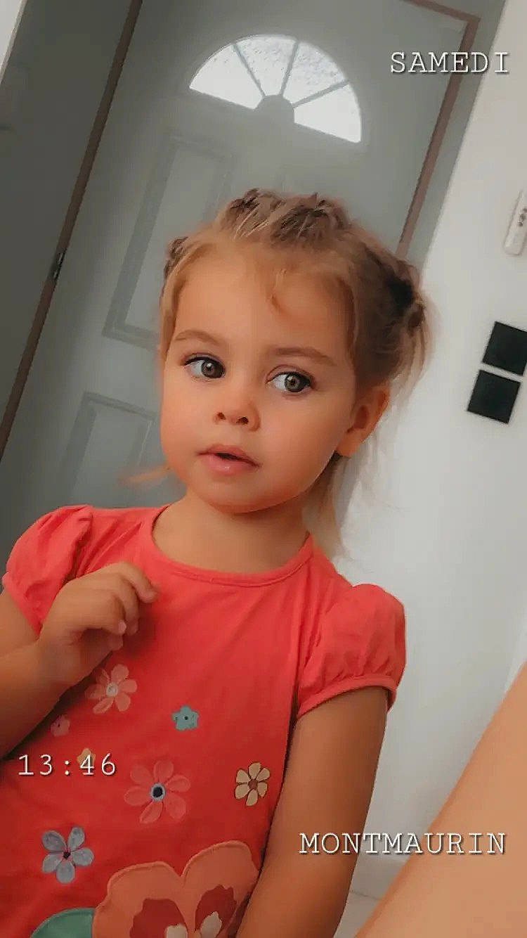 Lylah participe au concours pour gagner de l'argent avec cette photo : baby_toddler_clothing, brown_hair, cheek, child, chin, clothing, eyebrow, eyelash, flash_photography, forehead, fun, happy, iris, lip, nose, person, skin, t_shirt, toddler, wall_plate