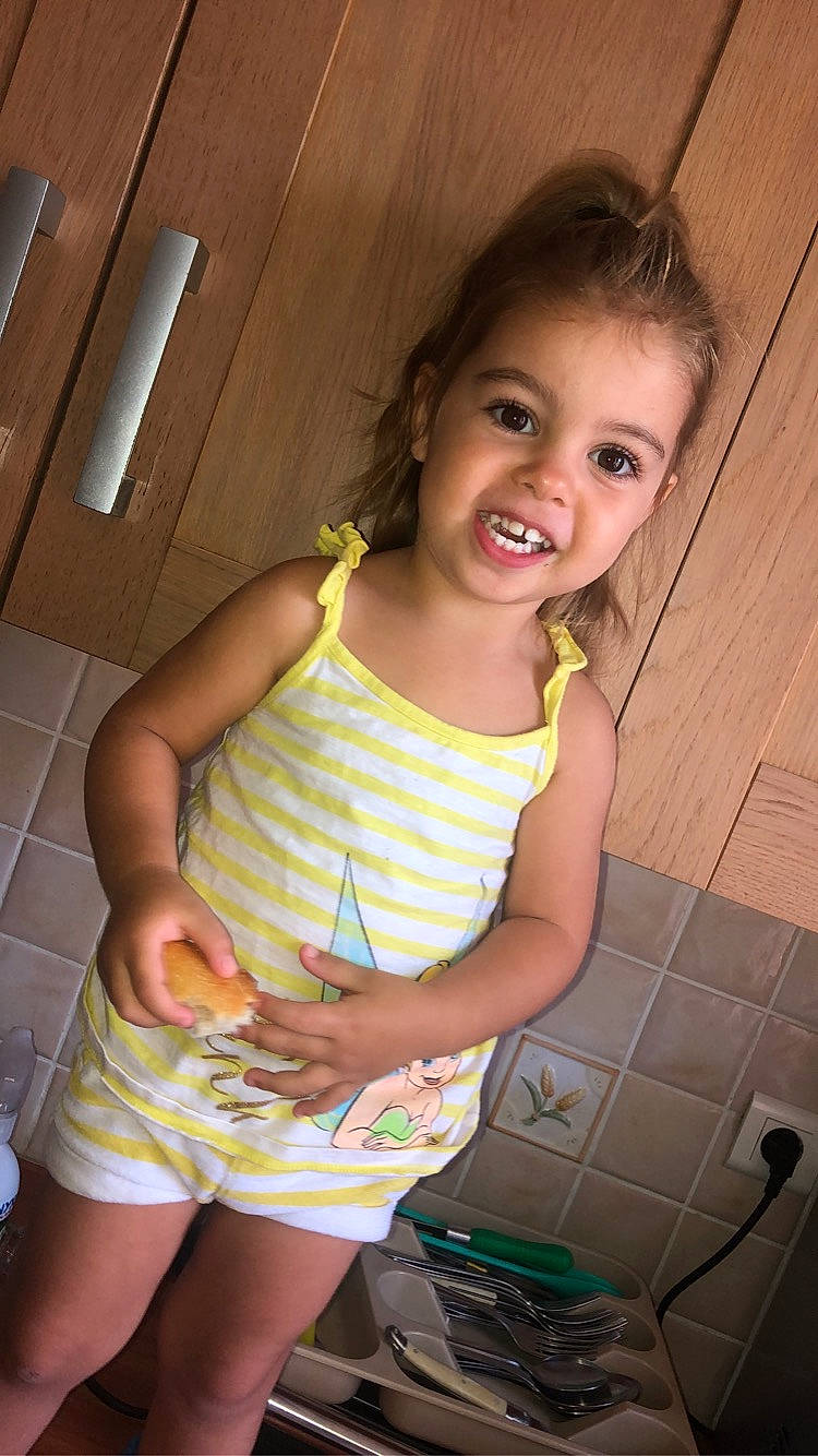 Lylah participe au concours pour gagner de l'argent avec cette photo : arm, cheek, eye, face, facial_expression, flash_photography, fun, hair, hand, happy, head, iris, joy, lip, mouth, nose, person, pink, shoulder, skin