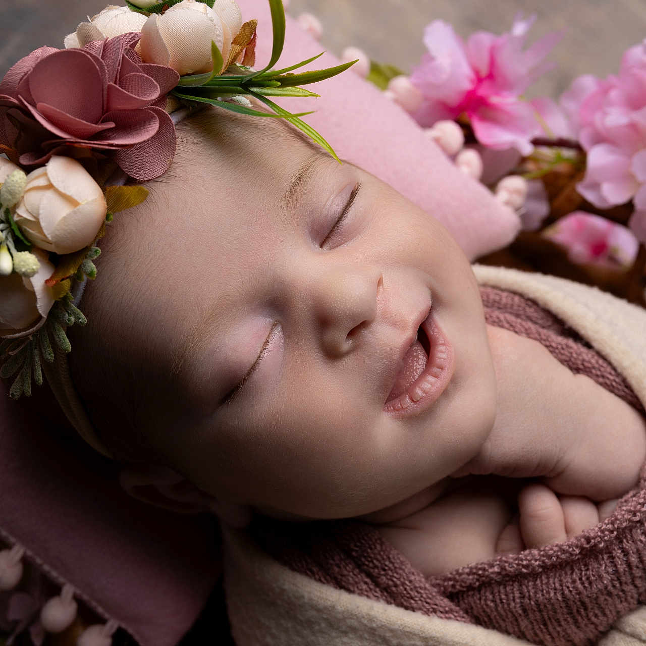 Ambre participe au concours pour gagner de l'argent avec cette photo : baby, bonnet, clothing, face, flower, flowerarrangement, flowerbouquet, geranium, hat, head, newborn, peony, person, petal, photography, plant, portrait, rose, sleeping, spa