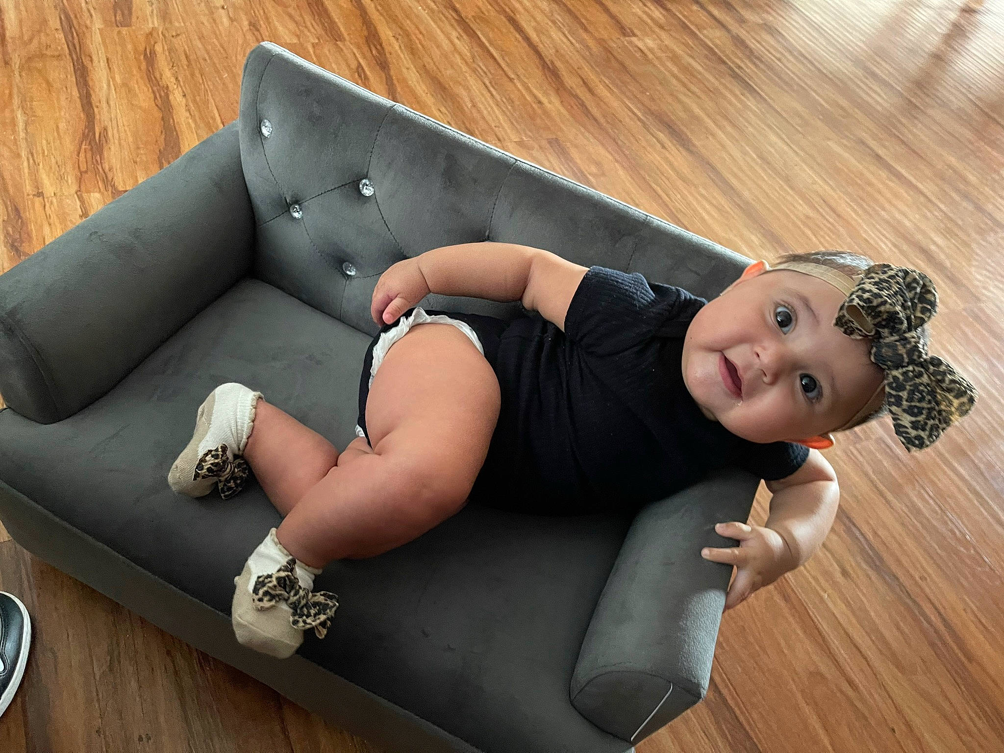 Alaia is registered to the contest to win money with this photo: black_hair, blond, chest, comfort, couch, elbow, eyewear, flash_photography, flooring, foot, headwear, human_leg, joint, knee, leg, long_hair, person, sportswear, studio_couch, thigh