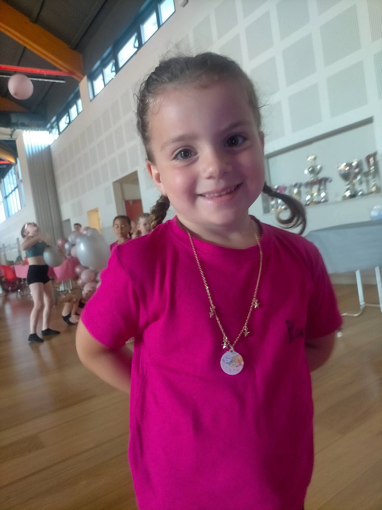 Lou a rejoint le concours — aidez-le/la à gagner de superbes lots ! chest, child, electric_blue, event, fashion_accessory, flooring, fun, happy, jewellery, joint, joy, magenta, necklace, person, pink, room, sleeve, smile, sportswear, t_shirt