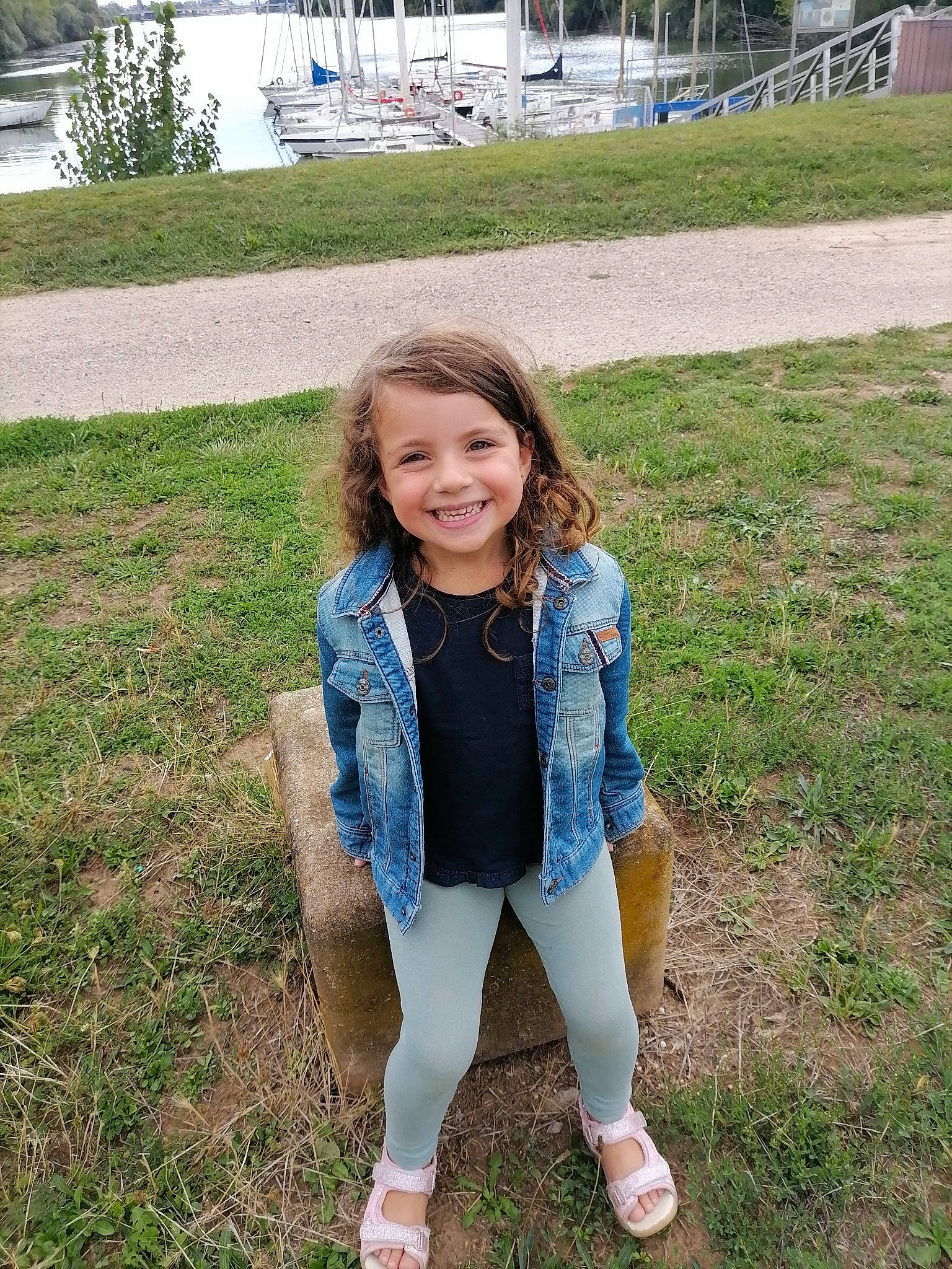 Lou a rejoint le concours — aidez-le/la à gagner de superbes lots ! brown_hair, denim, electric_blue, eye, fawn, grass, grass_family, grassland, happy, joy, lawn, leisure, pattern, people_in_nature, person, plant, recreation, shoe, sitting, smile