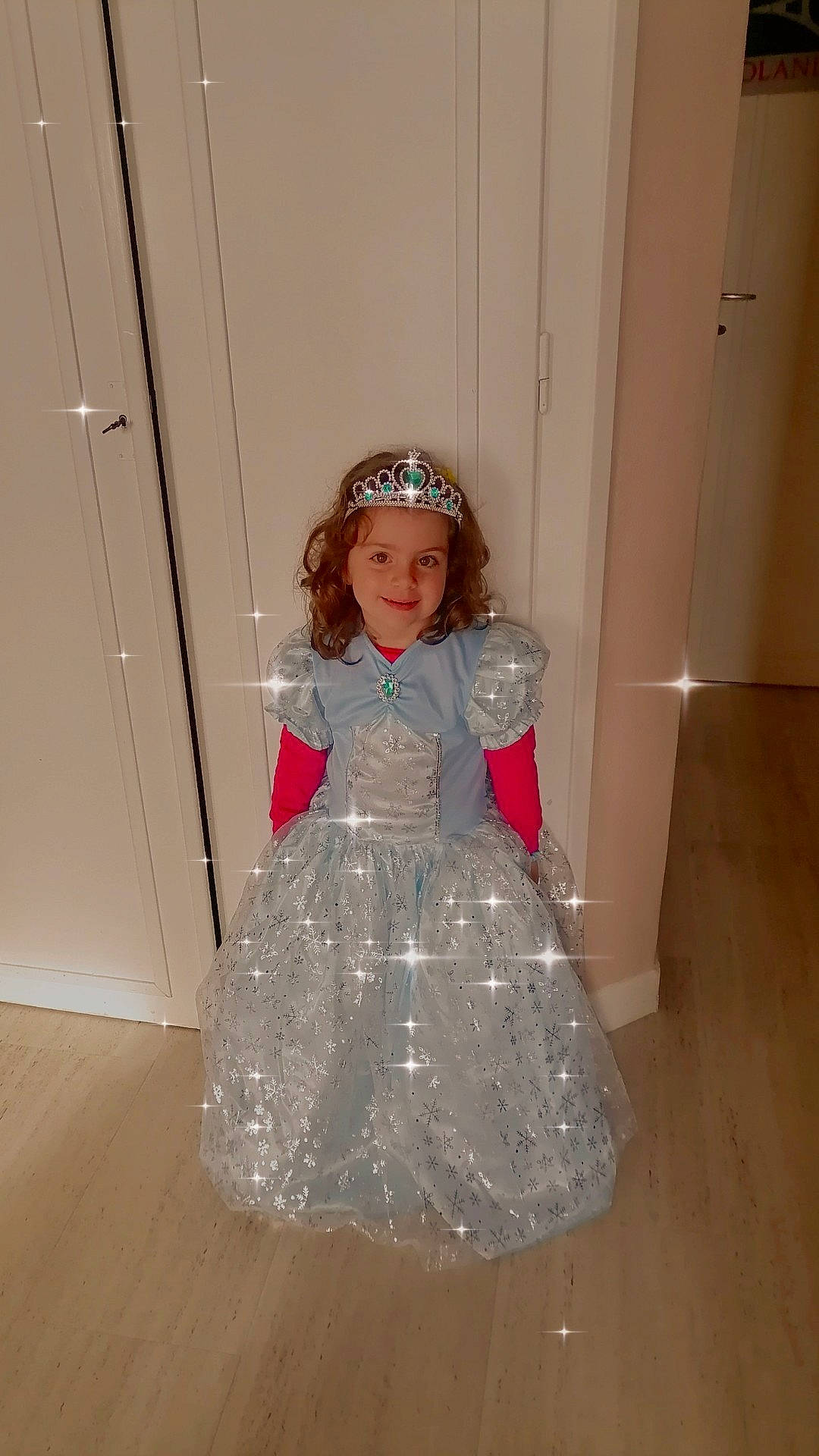 Lou a rejoint le concours — aidez-le/la à gagner de superbes lots ! baby_toddler_clothing, bridal_accessory, costume, costume_design, dress, embellishment, event, fashion_accessory, fashion_design, flooring, formal_wear, fun, hat, headgear, headpiece, headwear, jewellery, joy, person, sleeve