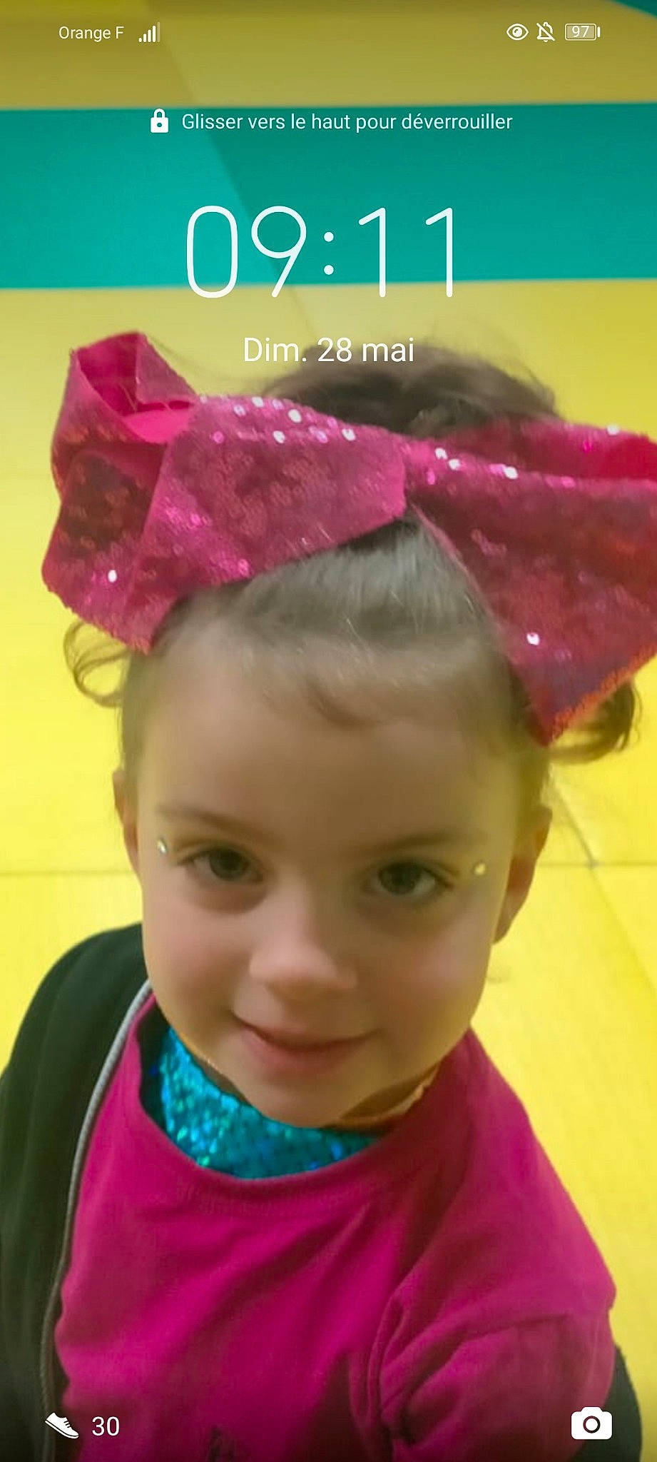 Lou a rejoint le concours — aidez-le/la à gagner de superbes lots ! baby, chin, clothing, costume, costume_hat, event, eyebrow, fashion_accessory, font, hair, hair_accessory, happy, headpiece, joy, magenta, neck, party_supply, person, pink, purple