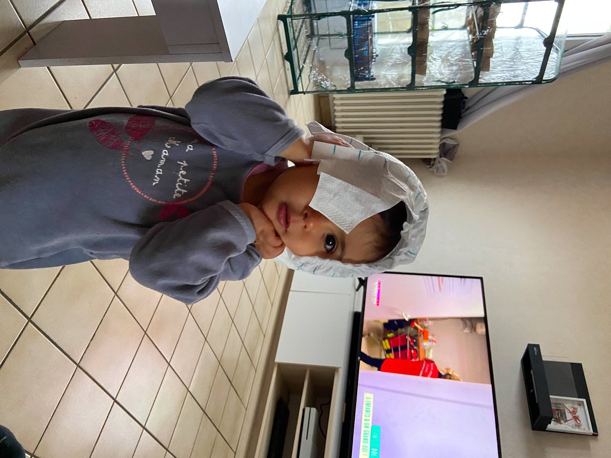 Cassie a rejoint le concours — aidez-le/la à gagner de superbes lots ! advertising, automotive_design, baseball_cap, cap, ceiling, comfort, communication_device, computer, display_device, eyewear, flat_panel_display, gadget, hat, machine, person, personal_computer, portable_communications_device, room, t_shirt