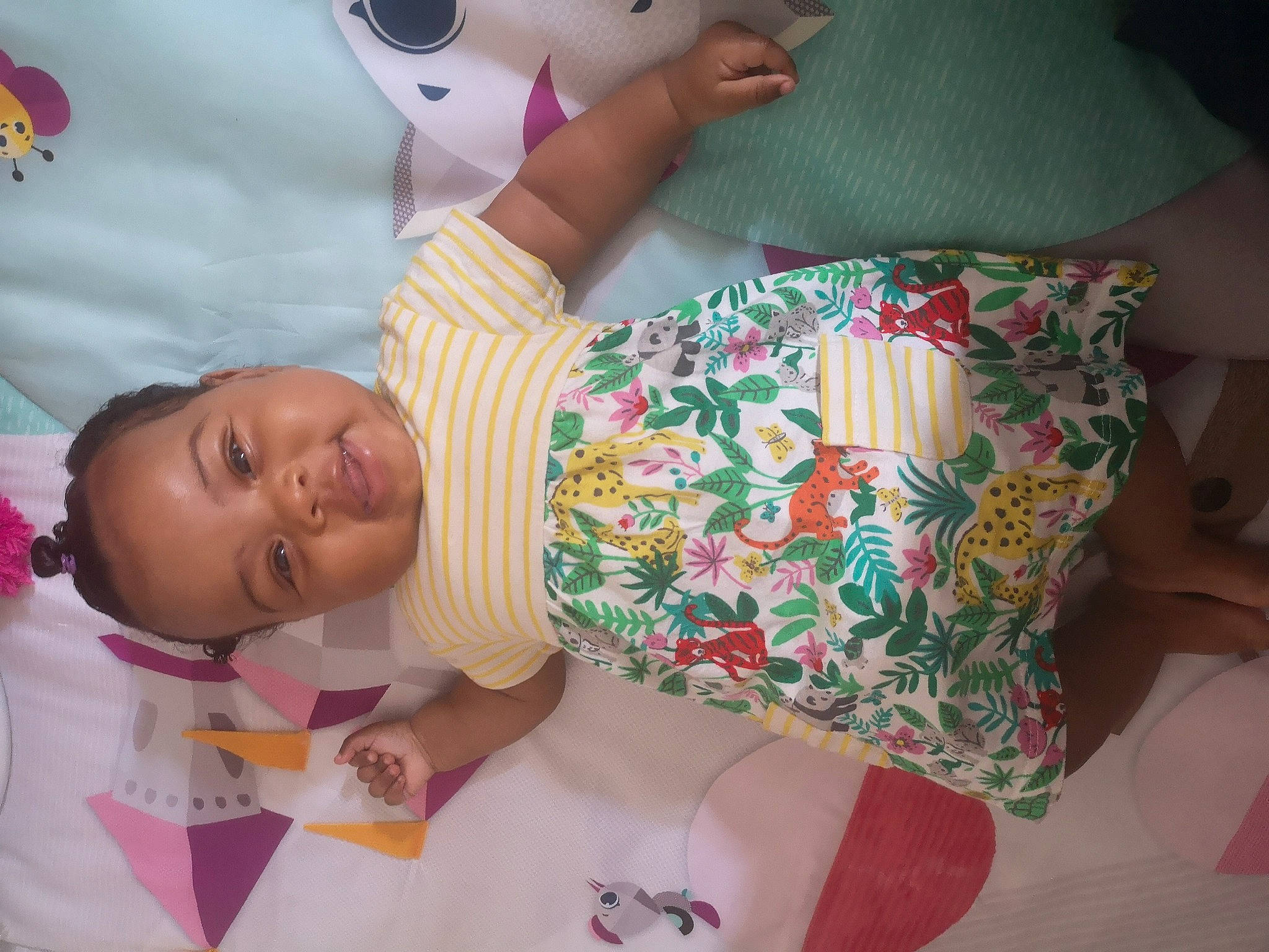 Ava a rejoint le concours — aidez-le/la à gagner de superbes lots ! arm, baby_toddler_clothing, cheek, comfort, eye, facial_expression, finger, hand, head, human_body, mouth, nose, organ, person, pink, product, skin, sleeve, textile, toddler