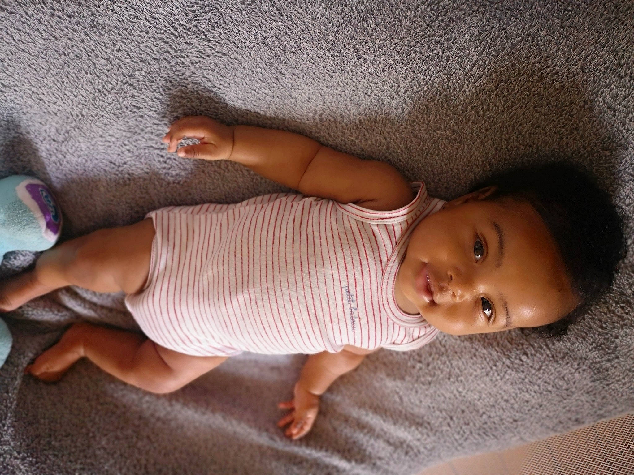 Ava a rejoint le concours — aidez-le/la à gagner de superbes lots ! baby, baby_toddler_clothing, beauty, cheek, comfort, finger, floor, flooring, hand, human_body, linens, lip, mammal, mouth, nose, people, person, skin, textile, toddler