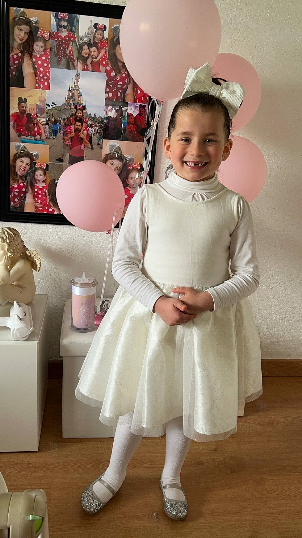 Leana a rejoint le concours — aidez-le/la à gagner de superbes lots ! baby_toddler_clothing, beauty, child, day_dress, event, fashion_accessory, fashion_design, formal_wear, happy, joy, one_piece_garment, peach, person, photograph, pink, room, sculpture, shoulder, sleeve, smile