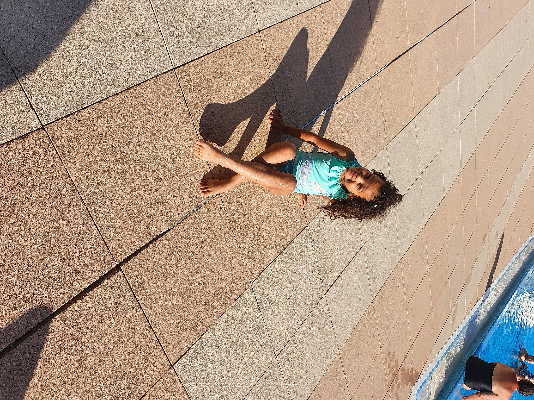 Maïssa participe au concours pour gagner de l'argent avec cette photo : asphalt, blue, concrete, electric_blue, eyewear, fashion_accessory, flooring, fun, human_leg, joy, leisure, pattern, person, recreation, road_surface, sidewalk, street_fashion, sunglasses, thigh, tints_and_shades