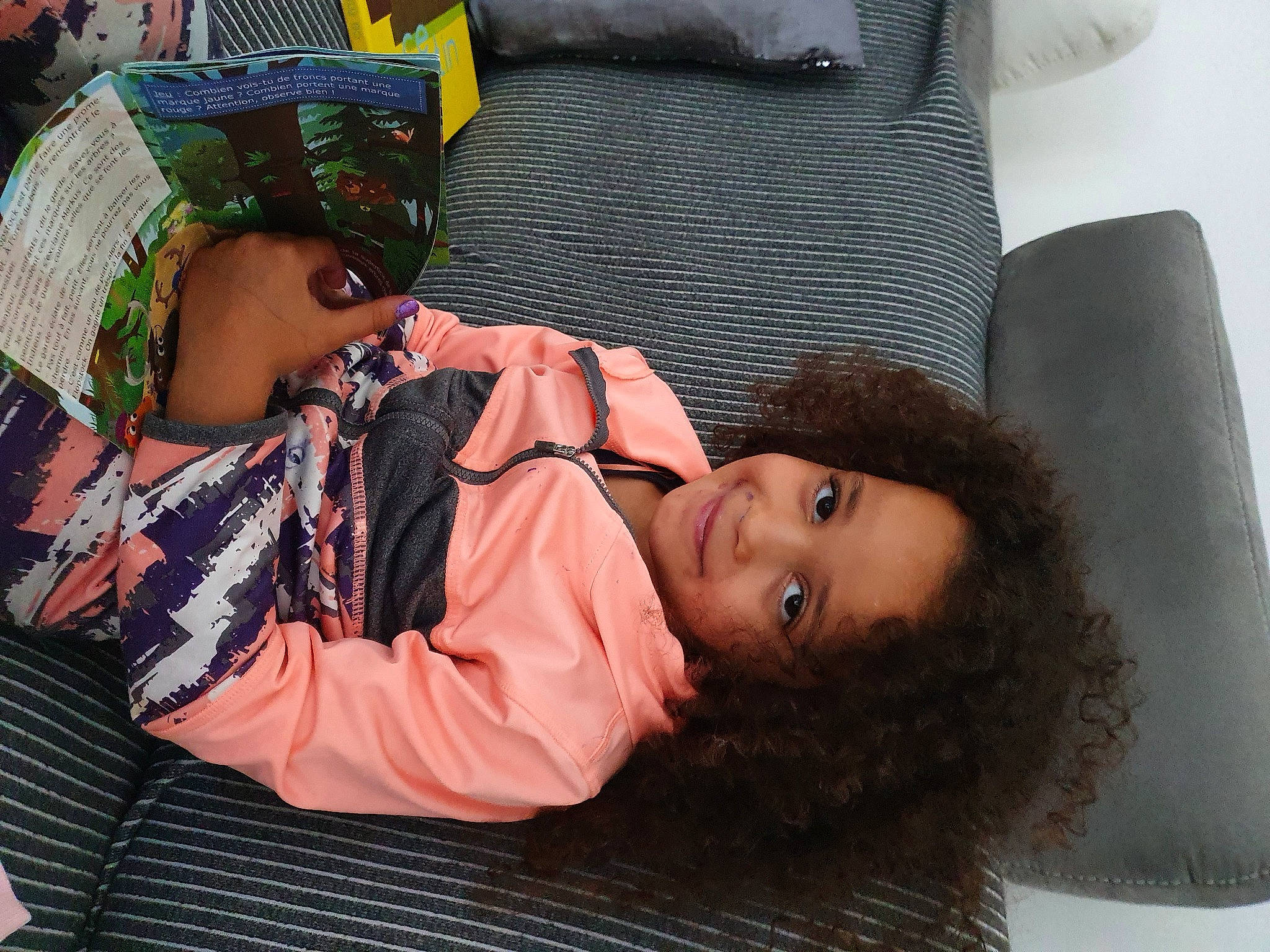 Maïssa participe au concours pour gagner de l'argent avec cette photo : baby_products, bag, child, comfort, eyewear, fun, hat, joy, lap, leisure, nap, pattern, person, personal_protective_equipment, reading, room, sitting, sleep, toddler, vacation