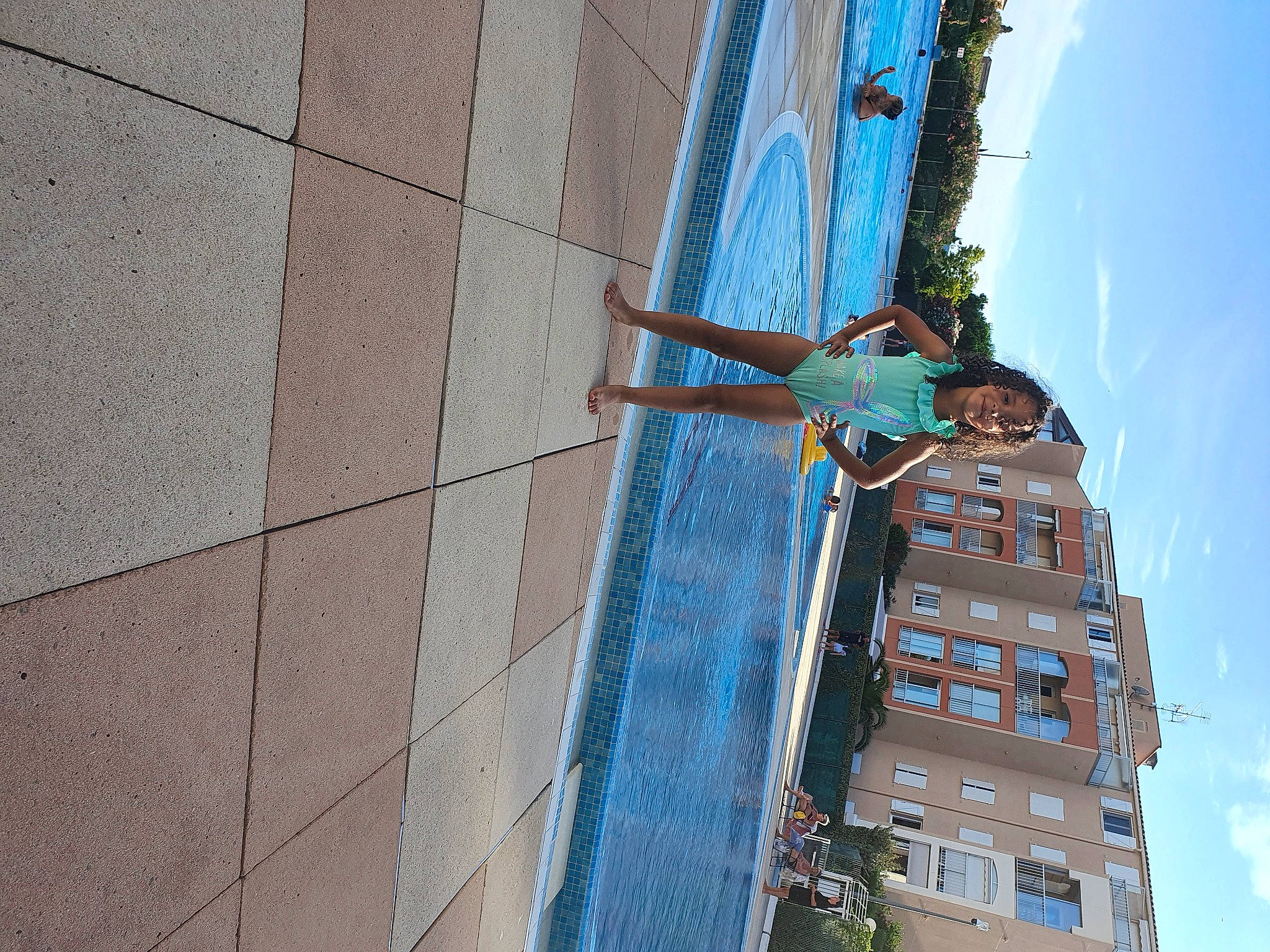 Maïssa participe au concours pour gagner de l'argent avec cette photo : azure, blue, brick, brickwork, building, cloud, composite_material, condominium, electric_blue, facade, leisure, material_property, person, roof, sky, tower_block, urban_design, wall, water, window