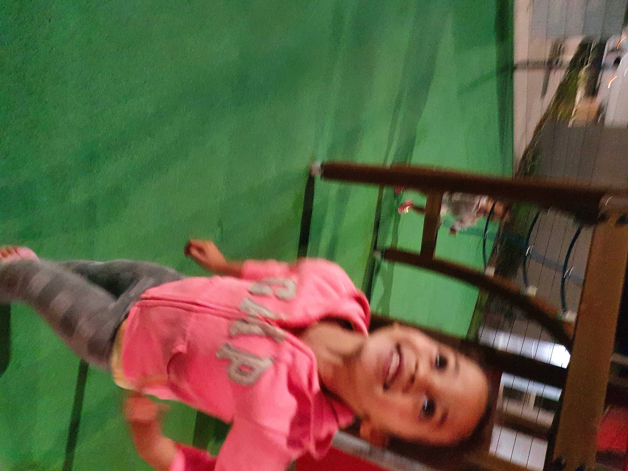 Maïssa participe au concours pour gagner de l'argent avec cette photo : chair, child, comfort, elbow, event, fun, grass, happy, joy, knee, leisure, magenta, person, plant, room, sitting, smile, t_shirt, wood