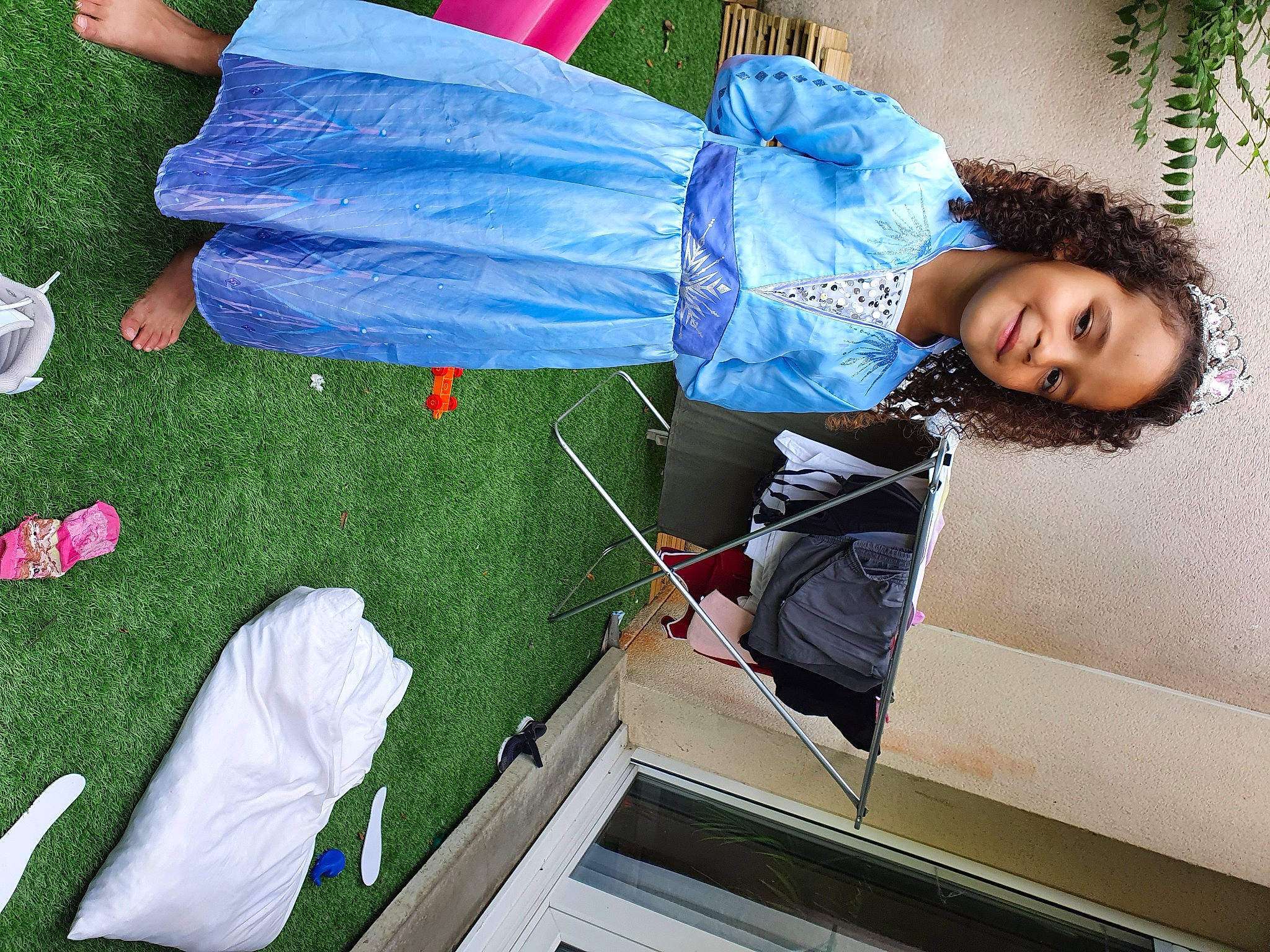 Maïssa a rejoint le concours — aidez-le/la à gagner de superbes lots ! child, electric_blue, fun, grass, green, happy, joy, leisure, person, plant, recreation, red, smile, t_shirt, toddler, vacation, white, yellow