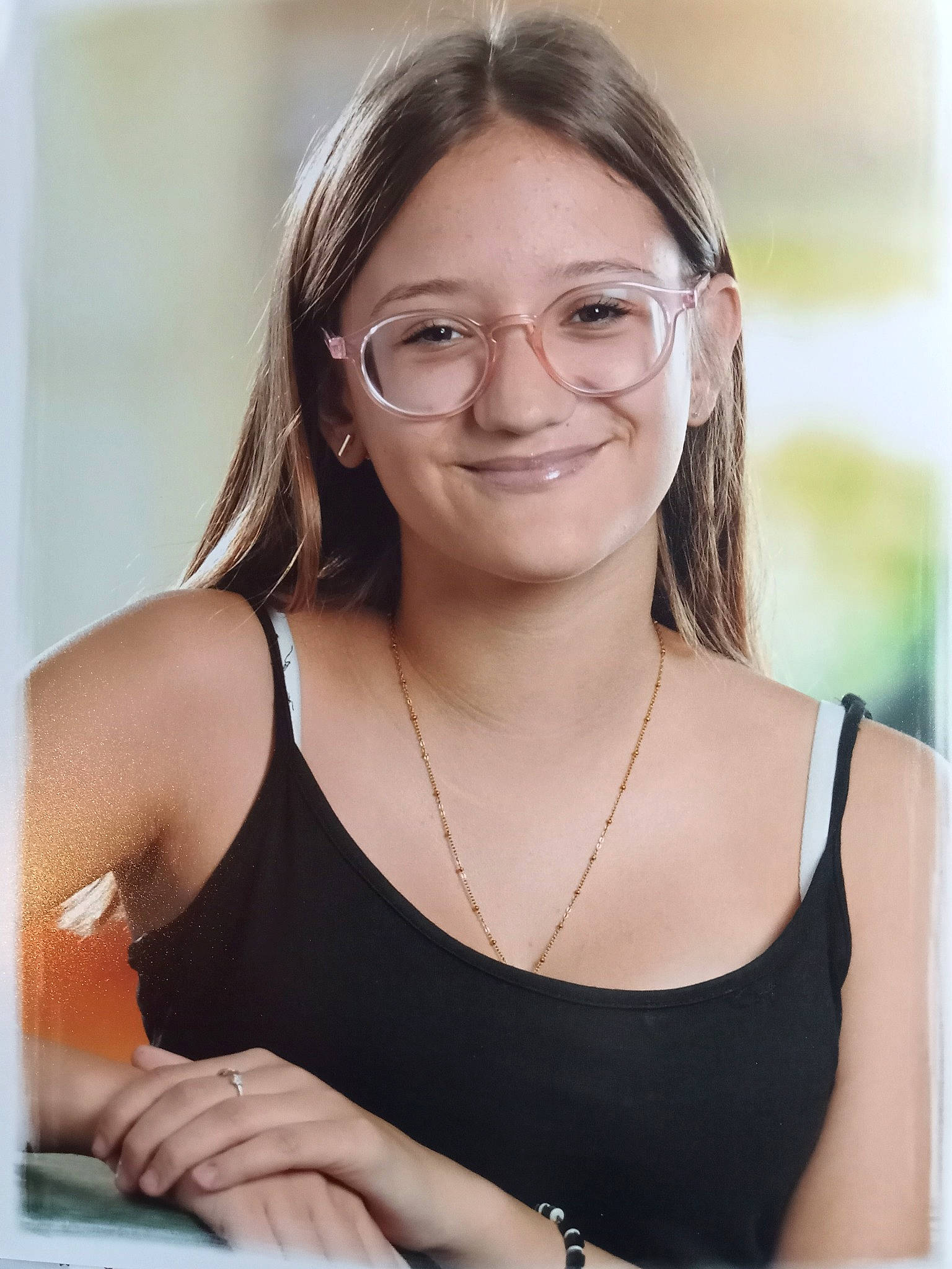 Amandine participe au concours pour gagner de l'argent avec cette photo : beauty, bracelet, brown_hair, chest, event, eyewear, flash_photography, glasses, hair, happy, jewellery, joy, layered_hair, necklace, office_supplies, person, portrait_photography, shoulder, sitting, smile