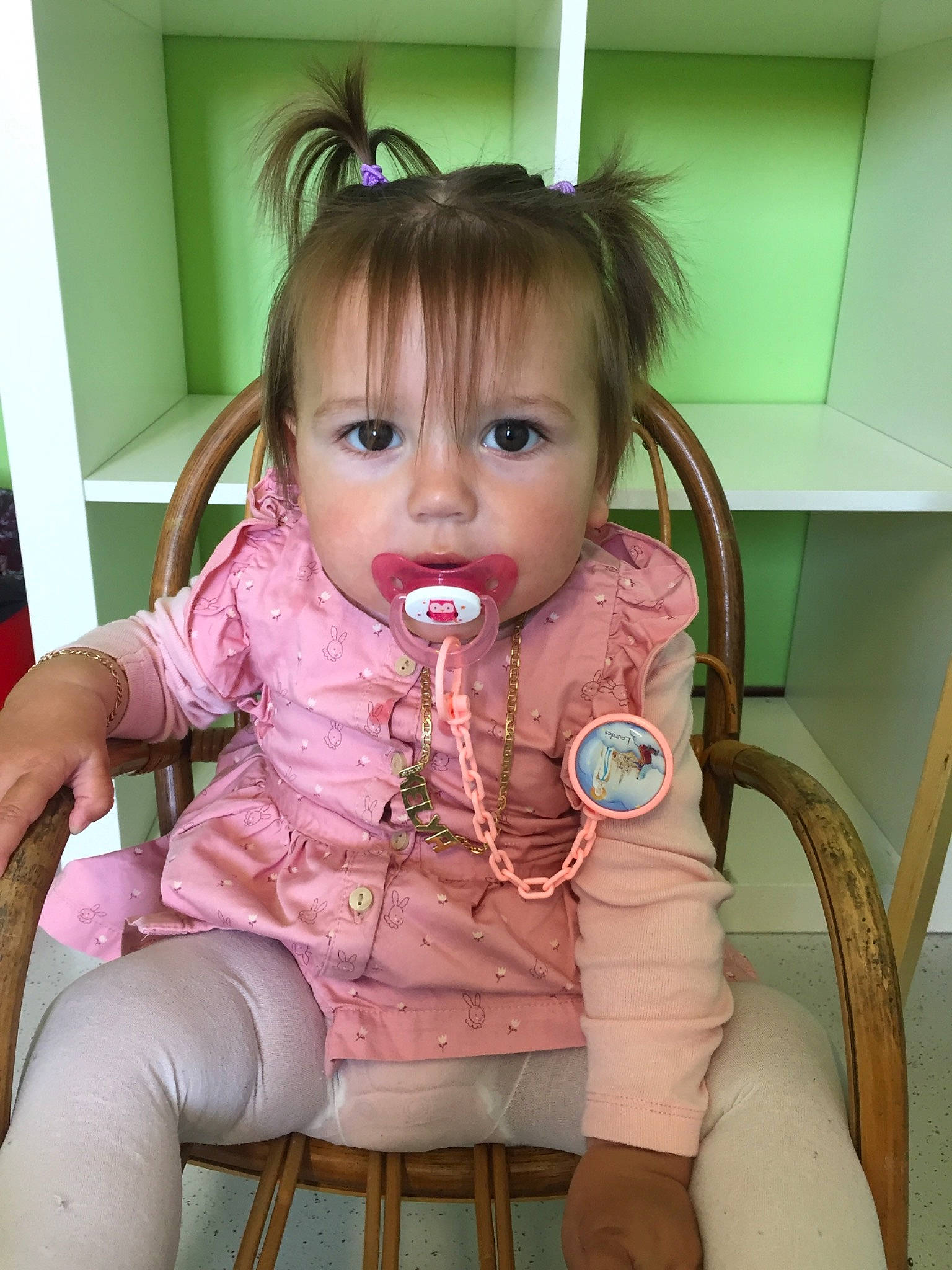 Kelya a rejoint le concours — aidez-le/la à gagner de superbes lots ! baby_toddler_clothing, bangs, chair, cheek, child, chin, ear, eye, eyebrow, eyelash, facial_expression, fun, hair, happy, iris, lip, neck, person, pink, skin