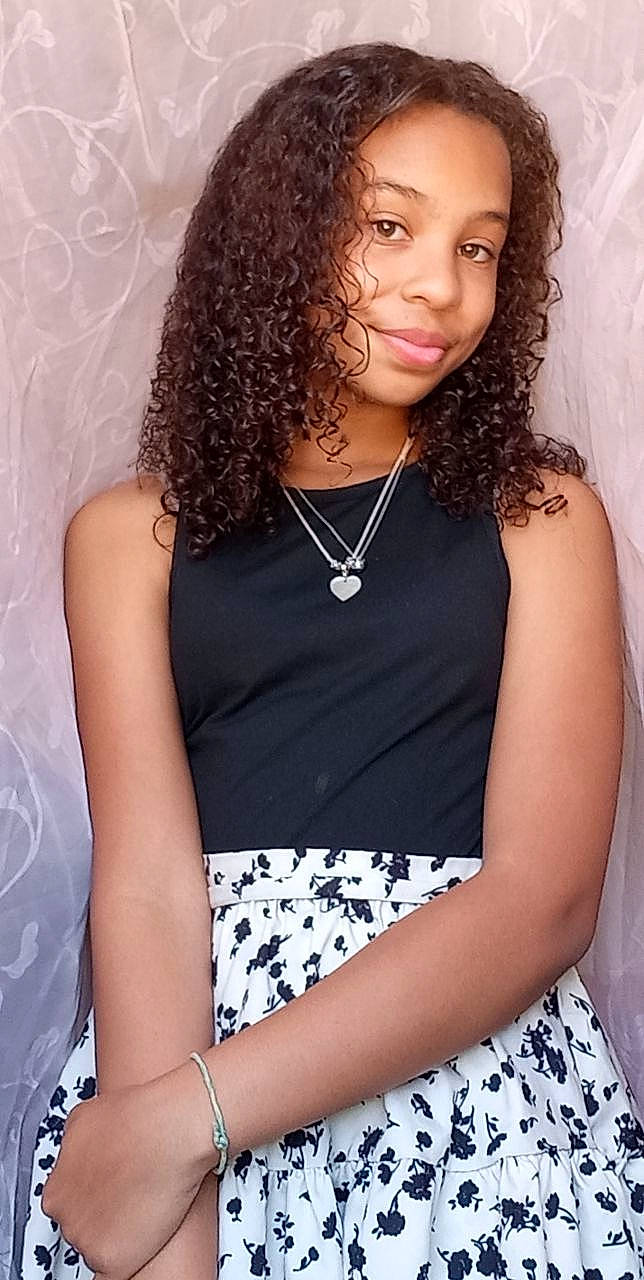 Illona a rejoint le concours — aidez-le/la à gagner de superbes lots ! black, day_dress, dress, eye, eyelash, face, flash_photography, hand, head, human_body, joint, lip, neck, outerwear, person, shoulder, skin, sleeve, street_fashion, thigh