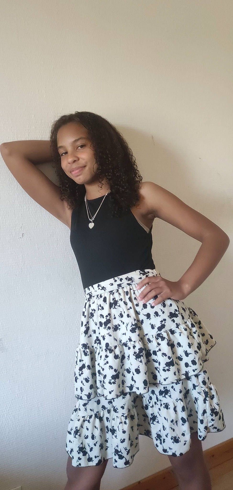 Illona a rejoint le concours — aidez-le/la à gagner de superbes lots ! abdomen, arm, day_dress, fashion_design, flash_photography, grey, human_leg, jewellery, joint, joy, knee, long_hair, neck, person, shoulder, sleeve, smile, street_fashion, t_shirt, thigh